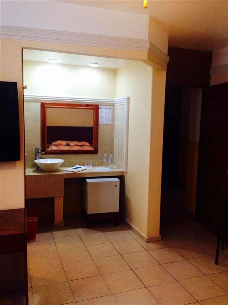 Hotel HC Celaya  Buitenkant foto